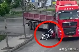 4少年同骑一电瓶车，被大货车撞击身亡：可怜都只是十几岁的孩子图片