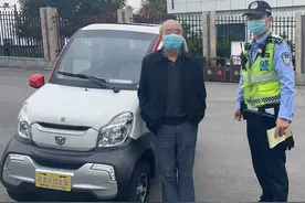 68岁大爷怒怼交警：满世界查老年代步车，为啥不直接查生产厂家？图片