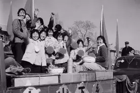 2009年，中国最后一名知青回京，滞留北大荒41年后，战友来接他图片