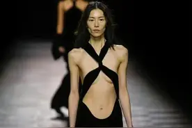 比刘雯还省布料！巴黎时装周超模胸前一览无遗，走秀全靠双手捂住图片