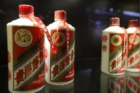 广东男子花10万在古玩市场买8瓶茅台，7瓶假的，另1瓶却是珍宝图片