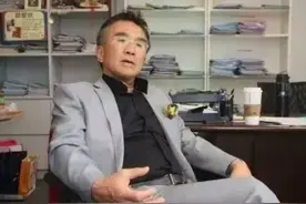 2011年，香港百亿富豪扫大街住破房体验穷人生活，惨遭现实毒打图片
