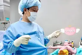 越南宝宝出生后“揪”住医生，天生暴脾气逗笑网友：对世界不满意图片