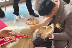 新郎搞怪去闻新娘脚丫子，立即被脚臭“熏倒”在地：爱得上头了图片