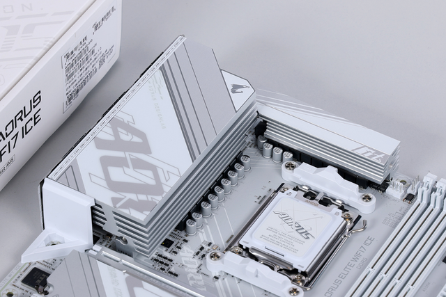 11月全白主流装机配置：9700X+X870M冰雕+5080HOF海景房主机