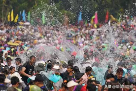 云南街上拔拖鞋图片