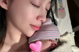 主持人温雅美国生三胎，7分钟超快顺产，妆容精致怀抱儿子好幸福图片