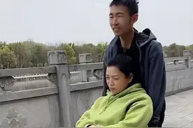 湖北瘫痪女子离异后，闺蜜把自己亲儿子介绍给她，最终闺蜜变婆婆图片