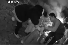 湖南长沙一名老奶奶深陷泥坑无法动弹，民警15分钟将其救回自己成“泥人”图片