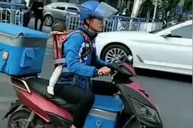 2019年，安徽小伙带着6个月大的女儿街头送外卖，如今怎么样了？图片