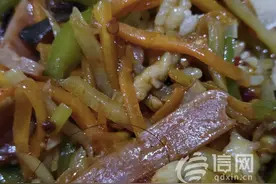 外卖餐品中吃出头发 商家已给消费者全额退款图片