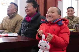 “和儿子分开一年半了，能在这儿团聚很激动。”丨爱申活暖心春图片