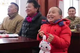 “和儿子分开一年半了，能在这儿团聚很激动。”丨爱申活暖心春图片