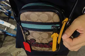 Coach男包 适合夏天的配色 配色的点缀将包一下子变得年轻活泼起来图片