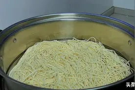 天热了，面条别总水煮了，放锅里蒸一蒸，柔软筋道又入味，真好吃图片