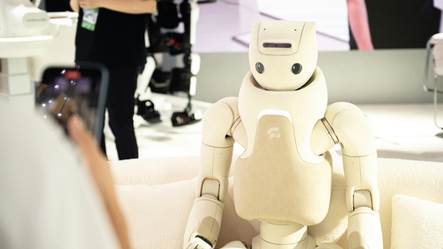 2025世界人工智能大会：养老黑科技爆发，AI 机器人成赛博护工？