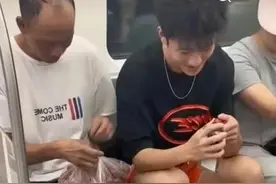 互不相识也可以很友爱，地铁温馨一幕，羡慕无数网友图片