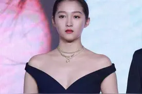 肩宽背厚，从关晓彤到宋佳，这些明星“输”在身上，“赢”在脸上图片