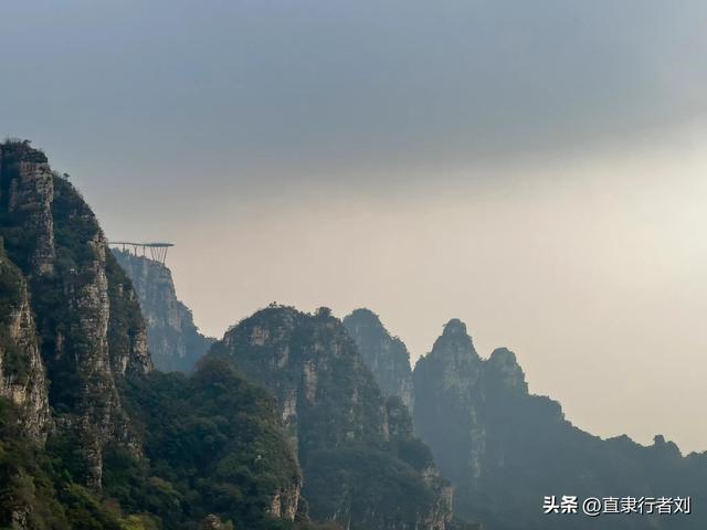 绵绵秋雨过后，杨树岭的路湿滑难行，唯峰顶的美景一如往常