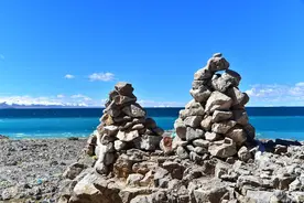 藏传佛教中的“八宝”——玛尼堆图片