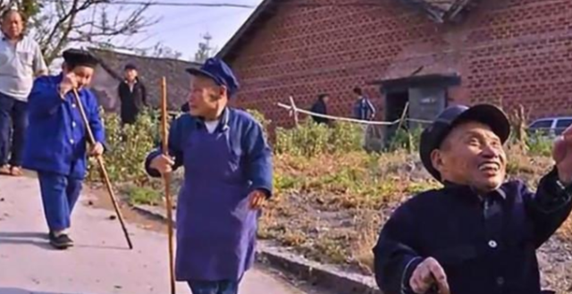 与世隔绝“矮人村”：三四岁停止生长身高仅半米多，10里地走一天