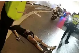 摩博会女骑手撞上隧道护栏，网友惊呼：我关注的女骑手没了！图片