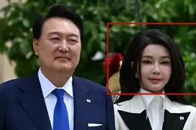 韩国为跪舔美国，不管韩国民众生死，他老婆硅胶脸火遍外网图片