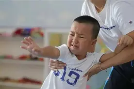 幼儿园老师坦言：第一天上幼儿园不哭的孩子，大都出自这4类家庭图片