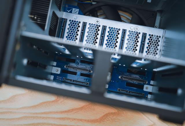 历史低价买到九盘位万兆 NAS 机皇：威联通 TS-H973AX