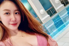 台湾女星晒孕照！穿比基尼孕相明显，站泳池边四肢纤细身材好图片