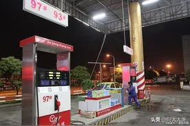 民间故事：凌晨的加油站图片