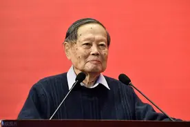 百岁大先生杨振宁：他对祖国的报效，一刻也不曾停歇图片