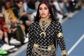 麦当娜25岁女儿穿紧身衣登T台，多肉却也紧致，腋毛仍是标配图片