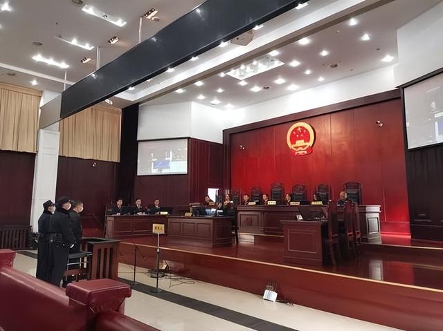 女网红和男子去新疆旅游，酒店里发生关系后，用力过猛女子腰折了