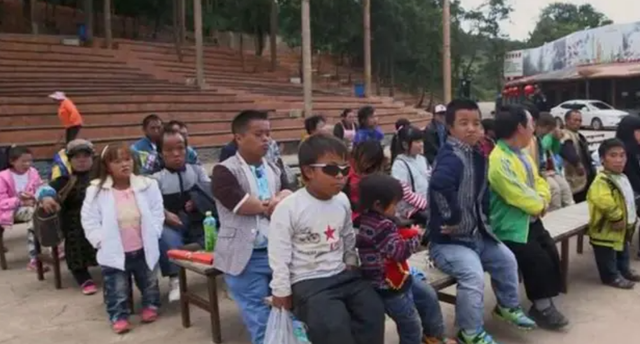 与世隔绝“矮人村”：三四岁停止生长身高仅半米多，10里地走一天