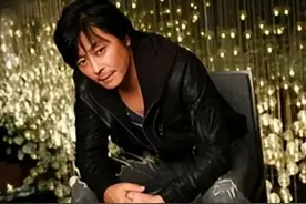 王杰：自曝被“下毒”使嗓子坏掉，现定居国外，和富婆如胶似漆图片