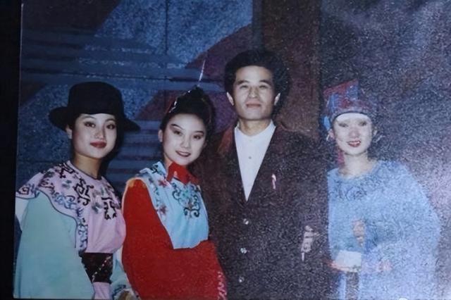 毕福剑现身网红聚会，跷二郎腿叼烟没人理，网友：太把自己当回事