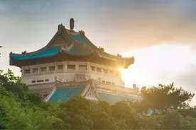 湖北“超美”大学：占地5195亩，宿舍6部电梯，坐拥26栋文物建筑和1000株樱花！图片