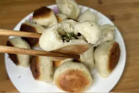 豆角水饺包的家常做法，馅料鲜美，面皮蓬松柔软，底部焦香可口图片