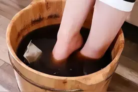 睡前坚持用艾叶泡脚，一段时间后，或许能帮你解决这6个问题图片