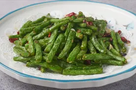 炒豆角，最忌焯水和直接炒了，老厨师教你一招，脆嫩入味不发黑图片