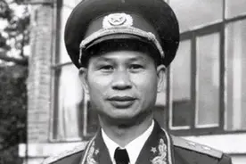 1950年邓逸凡赴越南之前，遭妻子阻拦，邓：人家老韦也是新婚燕尔图片