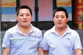 2013年，四川男子在火锅店认错朋友，却意外帮找回失联41年的兄弟图片