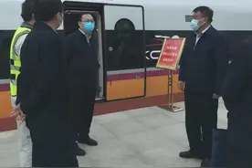 中国铁路国际有限公司党委书记鞠国江一行调研雅万高铁综合检测车图片