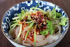 天热了，教你在家做粉皮，软软滑滑，劲道爽口，比凉皮更好吃图片