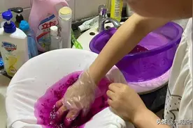 高校女生回应在宿舍用火龙果染发：那颗没人吃，之前为拍照营造“氛围感”被宿管登门检查图片