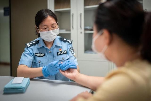 16岁少女坐火车硬卧被侵犯，男子被抓后狡辩称：我就蹭了蹭没进去
