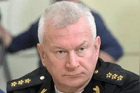 俄海军司令访华，参观青岛造船厂，055大驱升三色旗，信号不一般图片