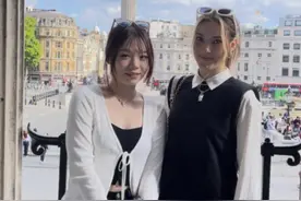 接地气!谷爱凌伦敦逛街Zara买衣服,谷妈慈母笑为她和中国美女拍照图片