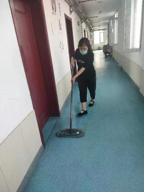 谁言寸草心 报得三春晖